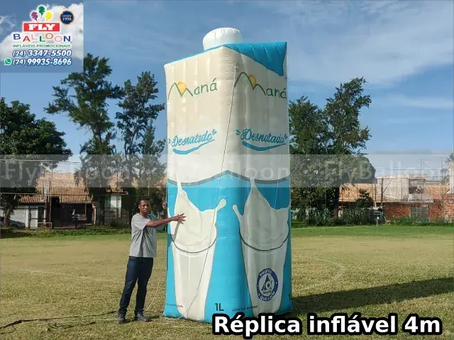 Réplica inflável gigante de caixa de leite desnatado Maná