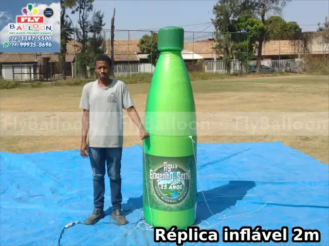 Réplica inflável gigante de garrafa de água mineral Engenho da Senha