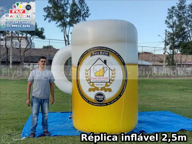 Réplica inflável gigante de caneca de chope Casa do Fritz de 2,5 m