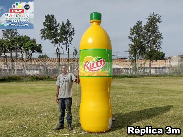 Réplica inflável gigante de suco Del Ricco